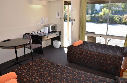 Warwick Motor Inn - Foster Accommodation 1