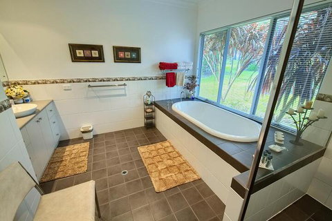 Glenelg On King Bed & Breakfast - Foster Accommodation 1