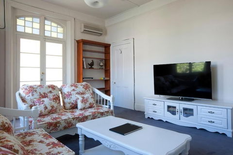 Lowena Cafe And Accommodation - Foster Accommodation 6
