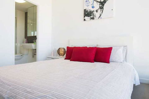 C3CBD Melbourne Apartment - Foster Accommodation 6