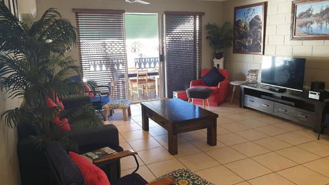 A City Retreat 2BR Apartment Reid Park Townsville - Foster Accommodation 5