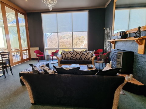 Tumbarumba Motel & Elms Restaurant - Foster Accommodation 1