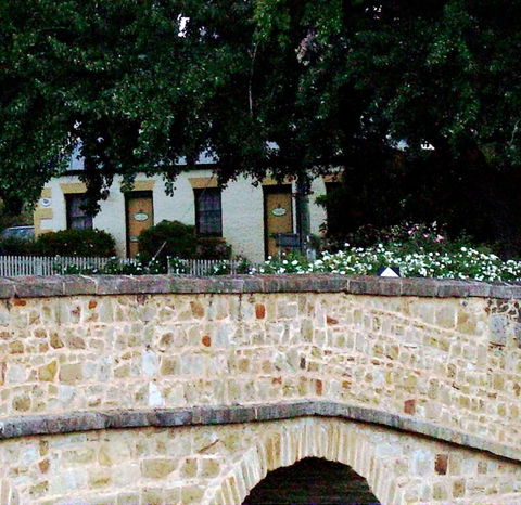 Bridge Cottage - Foster Accommodation 0