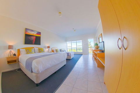 COAST Motel And Apartments - Foster Accommodation 3