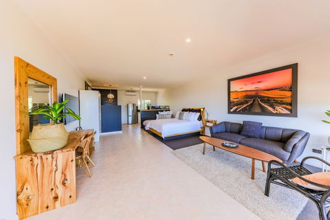 COAST Motel And Apartments - Foster Accommodation 5