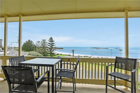 The Dolphins Beachfront Apartments - Foster Accommodation 3