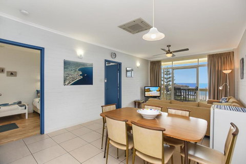 The Dolphins Beachfront Apartments - Foster Accommodation 4