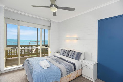 The Dolphins Beachfront Apartments - Foster Accommodation 1