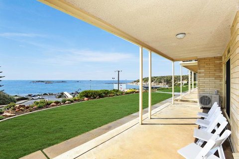 The Dolphins Beachfront Apartments - Foster Accommodation 2