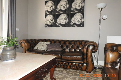 Barklysuites Apartments - Foster Accommodation 2