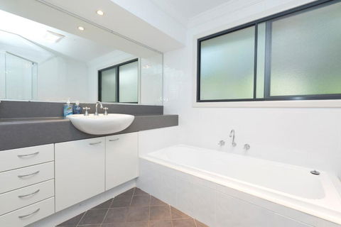 Brae Villa - Foster Accommodation 4