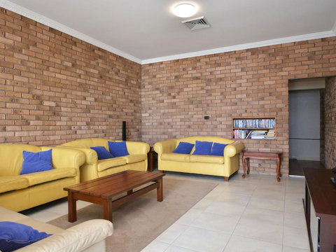 The House On The Lake At Fishing Point Lake Macquarie Honestly Put The Line In & Catch Fish - Foster Accommodation 1