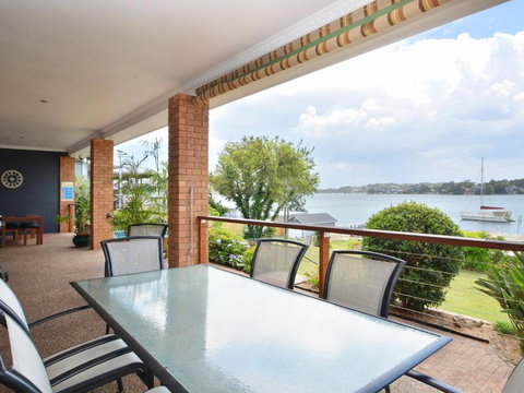 The House On The Lake At Fishing Point Lake Macquarie Honestly Put The Line In & Catch Fish - Foster Accommodation 4