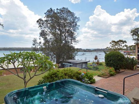 The House On The Lake At Fishing Point Lake Macquarie Honestly Put The Line In & Catch Fish - Foster Accommodation 2