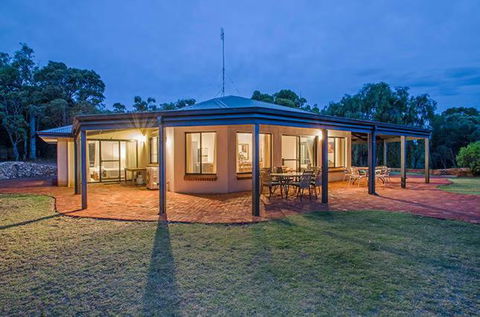 Yallingup Pet Friendly Bush Retreat - Foster Accommodation 6