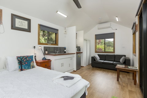 Mena Creek Flower House - Foster Accommodation 5