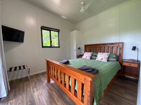 Mena Creek Flower House - Foster Accommodation 3
