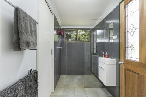 Mena Creek Flower House - Foster Accommodation 6