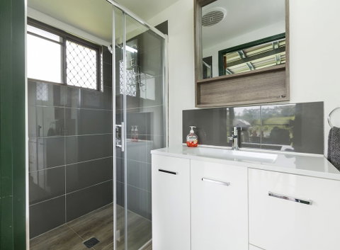Mena Creek Flower House - Foster Accommodation 4