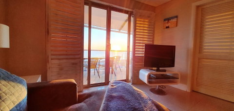 The White Pearl Penthouse - Foster Accommodation 6