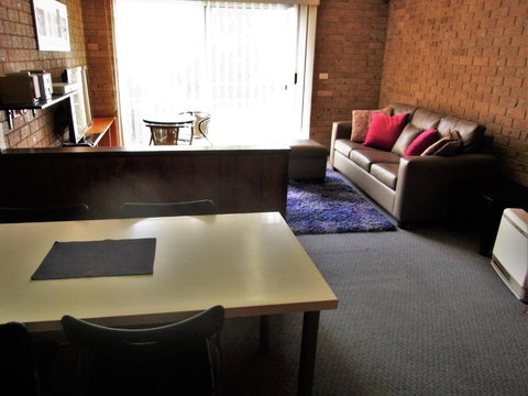 A Furnished Townhouse In Goulburn - Foster Accommodation 5