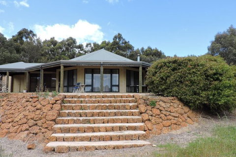 Rural Hideaway - Foster Accommodation 3