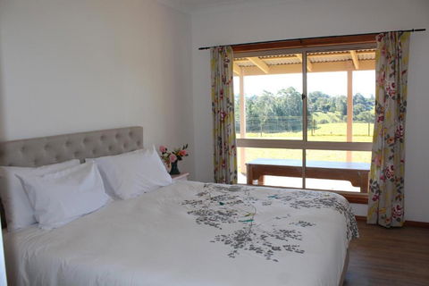 Montville House On The Hill - Foster Accommodation 3