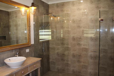 Montville House On The Hill - Foster Accommodation 2