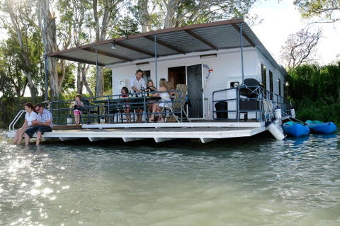 Renmark River Villas & Boats & Bedzzz - Foster Accommodation 3
