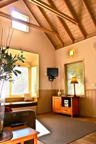 Autumn Leaf Cottage 1 - Foster Accommodation 5