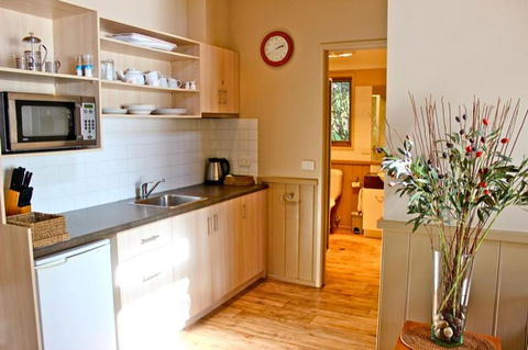 Autumn Leaf Cottage 1 - Foster Accommodation 4