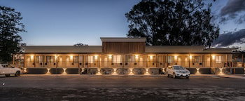New Crossing Place Motel & Apartments - Foster Accommodation 4