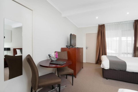 New Crossing Place Motel & Apartments - Foster Accommodation 3