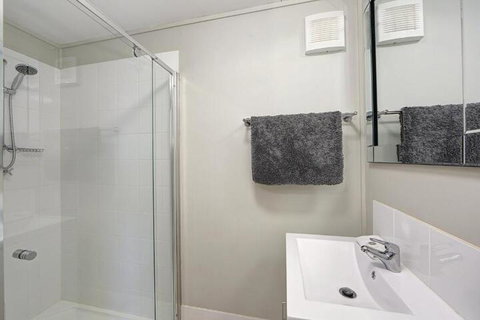 Alva Beach Tourist Park - Foster Accommodation 3