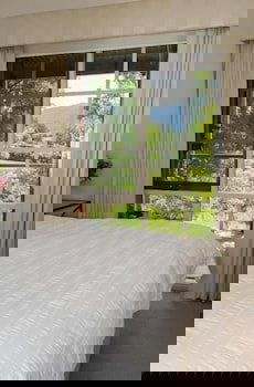 Hollyhock B&B - Foster Accommodation 3