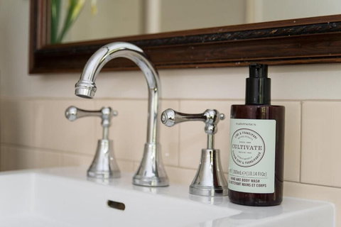 Hollyhock B&B - Foster Accommodation 5