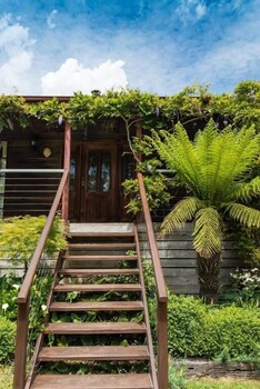 Hollyhock B&B - Foster Accommodation 0