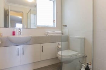 Luxuary Apartment Near Airport - Foster Accommodation 5