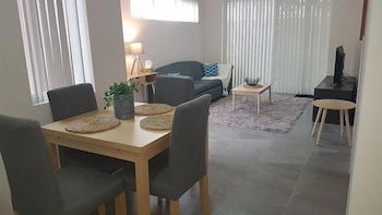 Luxuary Apartment Near Airport - Foster Accommodation 1