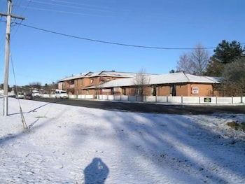 Snow Gate Motel And Apartments - Foster Accommodation 1