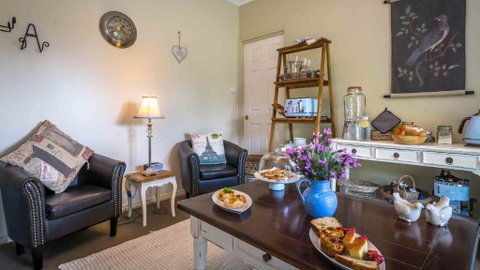 Vicarage View Cottage - Foster Accommodation 2