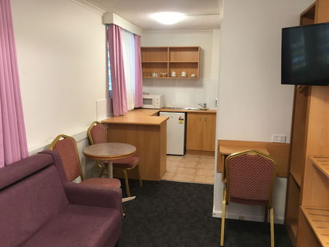 Edgecliff Lodge Motel - Foster Accommodation 6