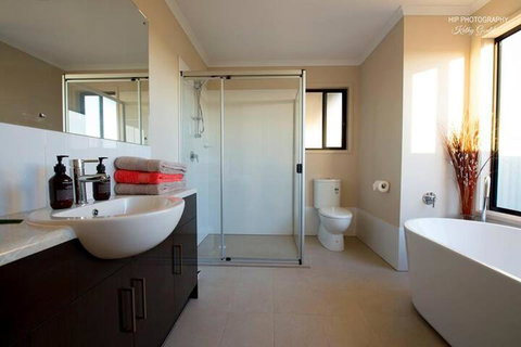 Still Earth - Foster Accommodation 5