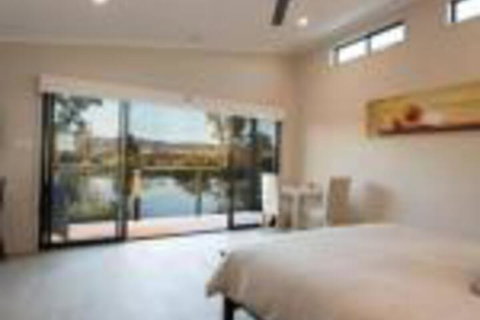 Still Earth - Foster Accommodation 0