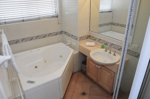 Anglesea Beachfront Court Holiday Units - Foster Accommodation 2