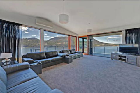 Amazing Unique Five-Star Waterfront Retreat - Foster Accommodation 7