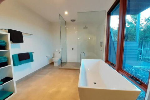 Amazing Unique Five-Star Waterfront Retreat - Foster Accommodation 6
