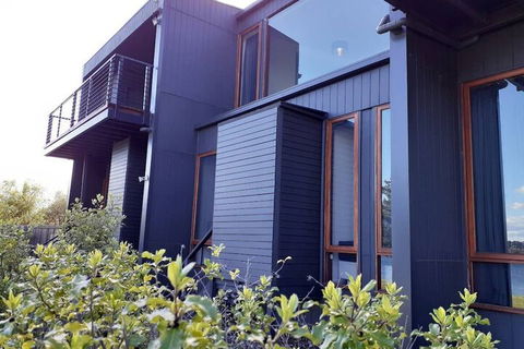 Amazing Unique Five-Star Waterfront Retreat - Foster Accommodation 1