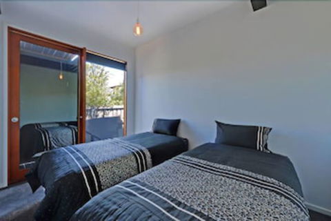 Amazing Unique Five-Star Waterfront Retreat - Foster Accommodation 4