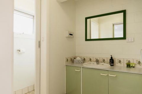 Anchor Wheel Motel - Foster Accommodation 4